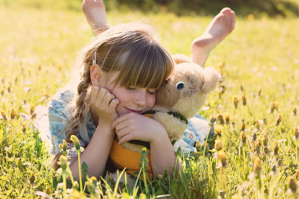 girl teddy bear snuggle cute kid 797837