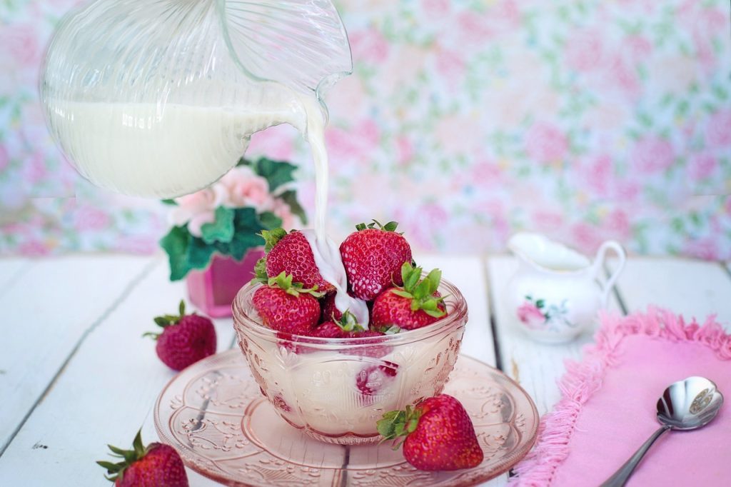 strawberries cream milk pouring 2550024